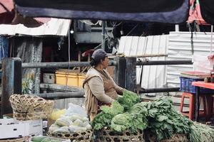 badung bali gennaio 13 2023 foto di un' venditore in attesa per qualcuno per acquistare il suo merci a pasar kumbasari badung