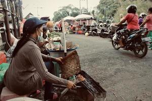 badung bali gennaio 13 2023 foto di un' venditore in attesa per qualcuno per acquistare il suo merci a pasar kumbasari badung