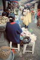 badung bali gennaio 13 2023 foto di un' venditore in attesa per qualcuno per acquistare il suo merci a pasar kumbasari badung