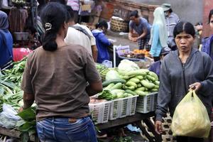 foto di parecchi persone fare acquisto e vendita attività nel il kumbasari mercato la zona.