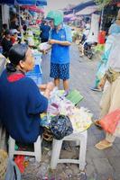 badung bali gennaio 13 2023 un' acquirente è visto acquisto fresco frutta e verdure a un' tradizionale mercato nel bali foto