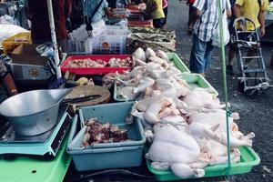 badung, bali - gennaio 13 2023 visto un' venditore di pollo carne è vendita pollo carne per il acquirente foto