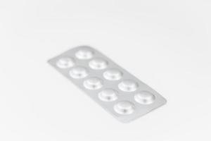 pacchetto di pillole su sfondo bianco foto