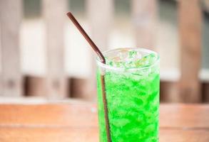 primo piano di una bevanda verde ghiacciata