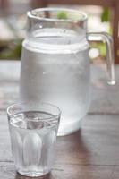 brocca di vetro di acqua fredda con tazza foto