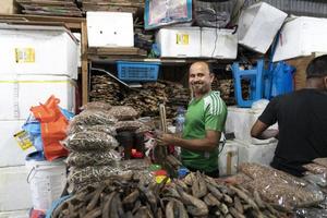 maschio, Maldive - febbraio, 23 2019 - persone acquisto a pesce mercato foto