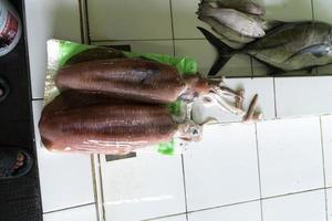 maschio Maldive persone acquisto a pesce mercato foto