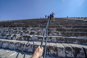 Messico città, Messico - gennaio 30 2019 - turista arrampicata Teotihuacan piramide Messico foto