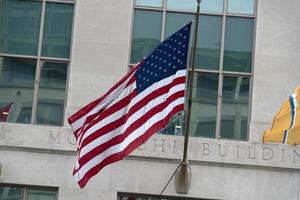 Washington dc 16 ° strada edifici finestre agitando Stati Uniti d'America bandiera foto