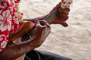 vecchio uomo mani giocando hukulele nel francese polinesia foto