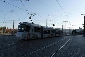 praga, ceco repubblica - luglio 15 2019 - tipico rosso tram di cittadina pieno di turista nel estate tempo foto