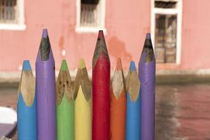 gigante colorato matite recinto nel Venezia chioggia foto