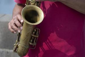 musicista mani mentre giocando sassofono foto