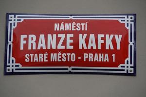 franz kafka strada cartello nel praga foto