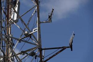 emittente grande antenna su blu cielo foto