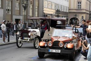 praga, ceco repubblica - luglio 16 2019 - vecchio cittadina piazza pieno di turista vecchio auto stile per città giro foto