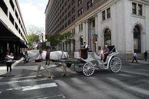 Filadelfia, Stati Uniti d'America - Maggio 23 2018 - storico cavallo carro e visitatori a libertà sala posto foto