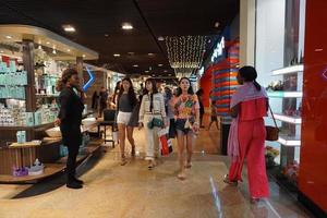 dubai, Emirati Arabi Uniti - agosto, 14 2017 - persone acquisto a dubai centro commerciale foto