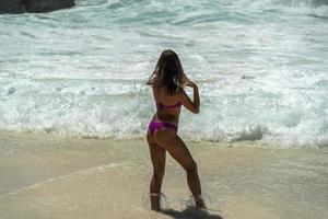 bellissimo ragazza su tropicale sabbioso spiaggia foto