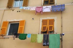 Abiti sospeso a partire dal italiano Casa nel Genova foto