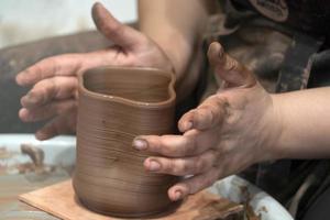 mani mentre lavorazione ceramica dettaglio vicino su foto