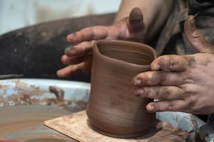 mani mentre lavorazione ceramica dettaglio vicino su foto