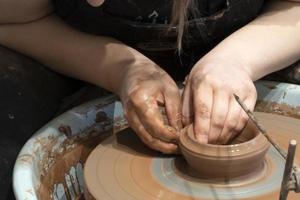 mani mentre lavorazione ceramica dettaglio vicino su foto