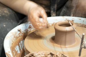 mani mentre lavorazione ceramica dettaglio vicino su foto