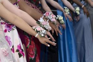 ballo di fine anno giovane adolescente ragazzi e ragazze mani foto