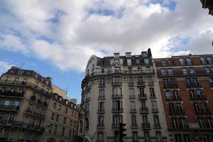 Parigi tetti camino e edificio vista della città foto