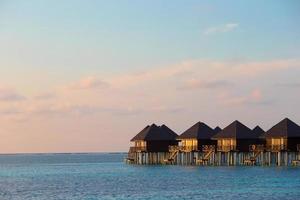 maldive, asia meridionale, 2020 - bungalow sull'acqua su un'isola tropicale foto