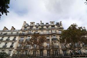 Parigi tetti camino e edificio vista della città foto