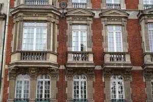 Parigi tetti camino e edificio vista della città foto