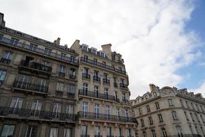 Parigi tetti camino e edificio vista della città foto