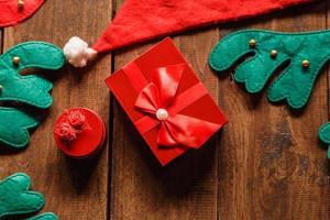 confezione regalo rossa e cappello da Babbo Natale foto