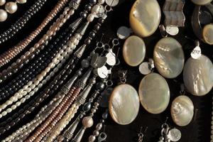 perla collana orecchini gioielleria su Schermo In piedi nel un' negozio mercato foto