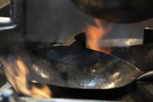 wok riso spaghetti cucinando foto