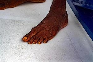 nero uomo migrante piedi dettaglio no scarpe su il barca foto