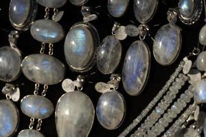 arcobaleno pietra di luna collana orecchini gioielleria su Schermo In piedi nel un' negozio mercato foto