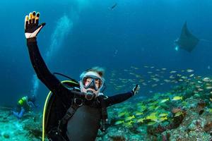 autorespiratore tuffatore e manta nel il blu oceano sfondo ritratto foto