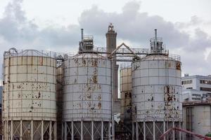 metallico silos vicino leggero lanterna Genova cittadina foto