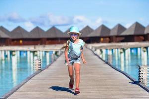 maldive, asia meridionale, 2020 - ragazza che corre su un molo in un resort foto