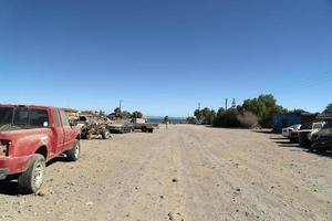 vecchio abbandonato auto nel discarica nel baja California sur Messico foto
