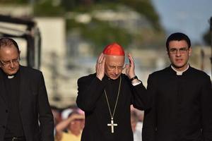 genova, Italia - Maggio 26 2017 - cardinale angelo bagnasco frequentando preparazione per papa Francesco massa nel kennedy posto foto