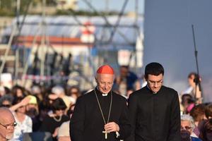 genova, Italia - Maggio 26 2017 - cardinale angelo bagnasco frequentando preparazione per papa Francesco massa nel kennedy posto foto