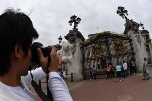 Londra, Inghilterra - luglio 15 2017 - turista assunzione immagini a Buckingham palazzo foto