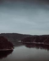 lago tra gli alberi foto