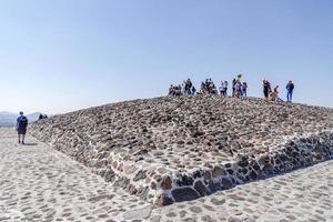 Messico città, Messico - gennaio 30 2019 - turista arrampicata Teotihuacan piramide Messico foto