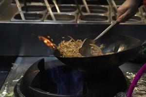 wok riso spaghetti cucinando foto