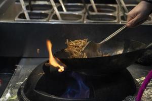 wok riso spaghetti cucinando foto